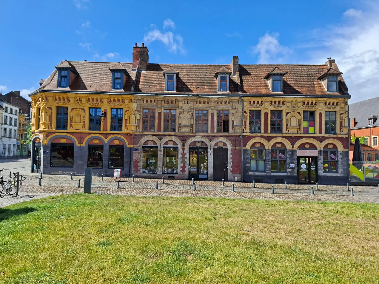 Rua charmosa no centro de Lille, com prédios históricos, cafés e atmosfera ideal para se hospedar e explorar a pé
