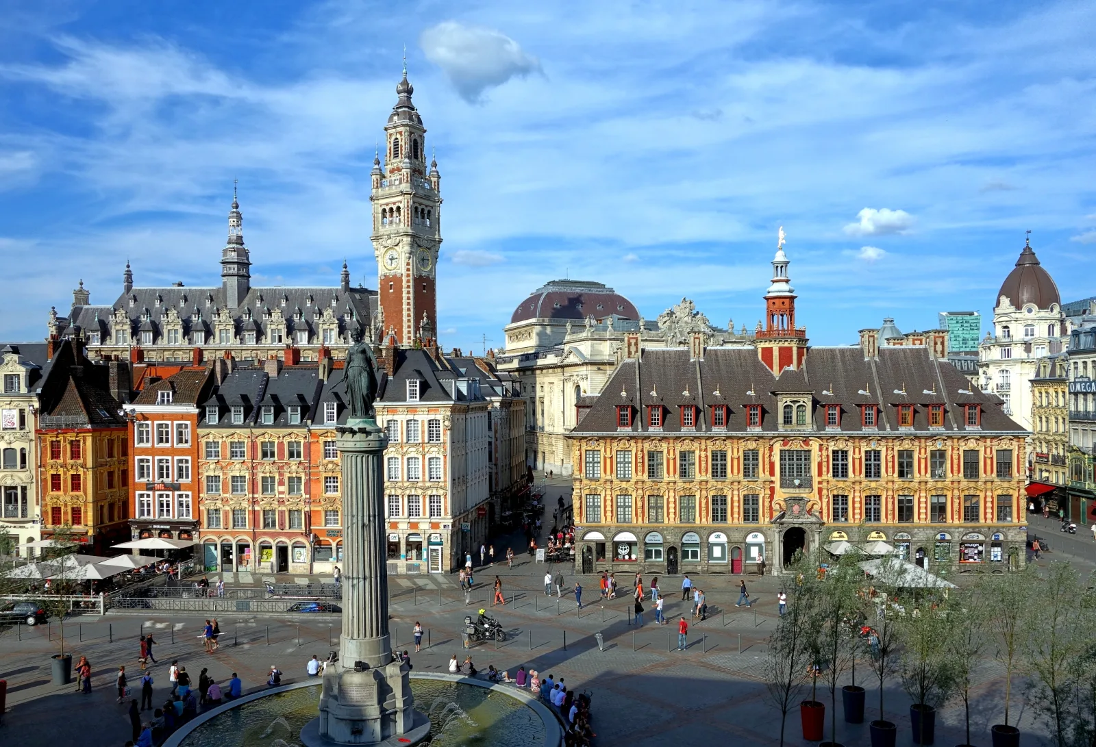 Casas flamengas coloridas e praça histórica no centro de Lille, em clima urbano e turístico