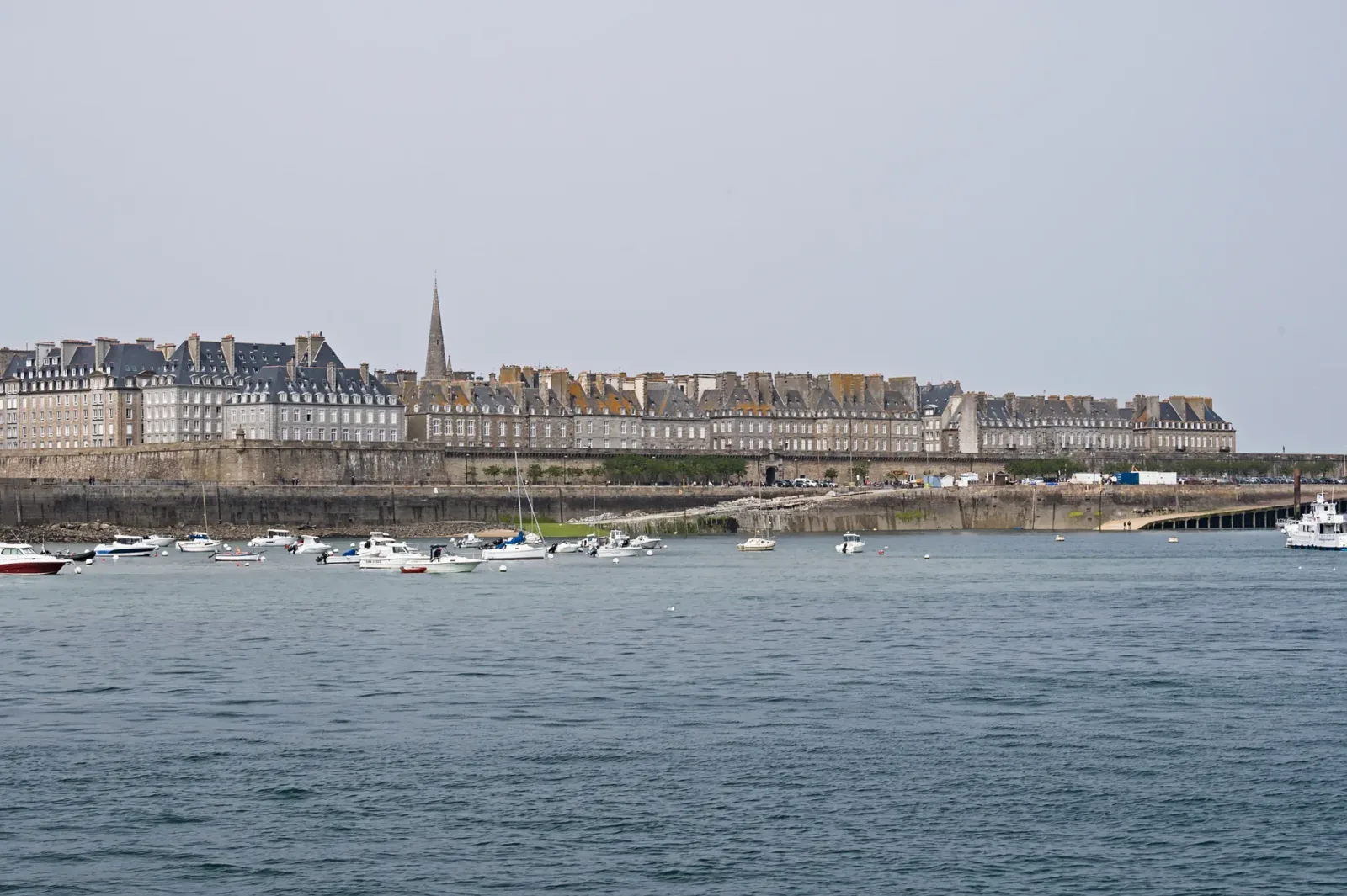 Seafront hotels and classic façades in Saint-Malo, between the beach and the old town