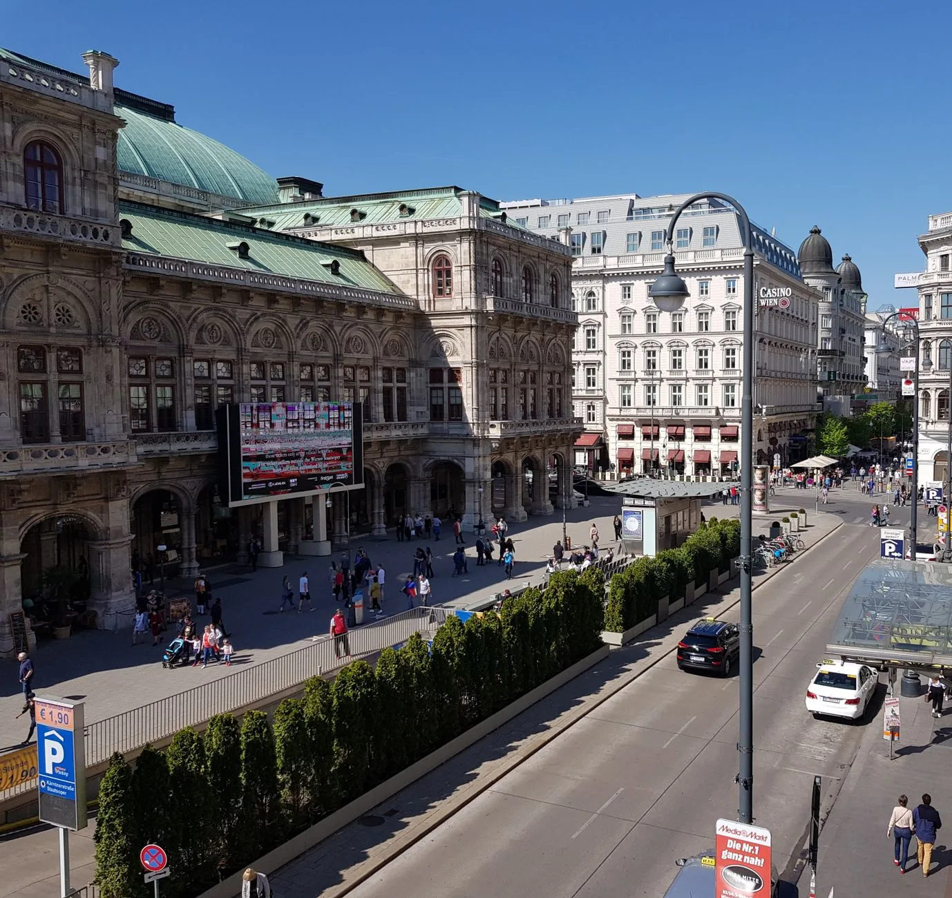 Vista de Viena com arquitetura histórica e clima ameno, ideal para primavera ou outono.