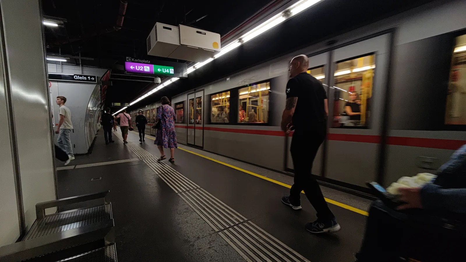 Bondes e ônibus circulando pelas ruas de Viena, com fachadas históricas ao fundo