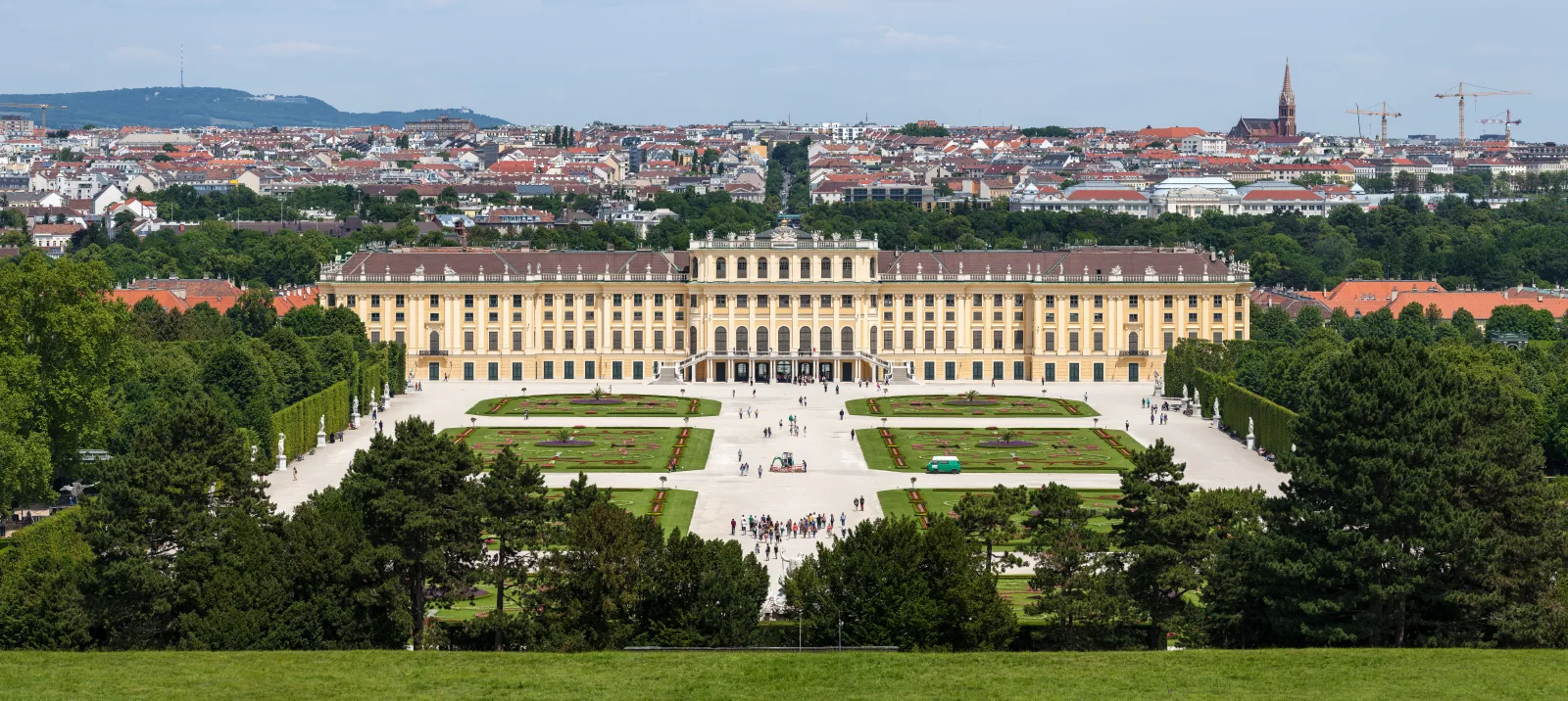 Fachada do Palácio de Schönbrunn com jardins e arquitetura barroca em Viena