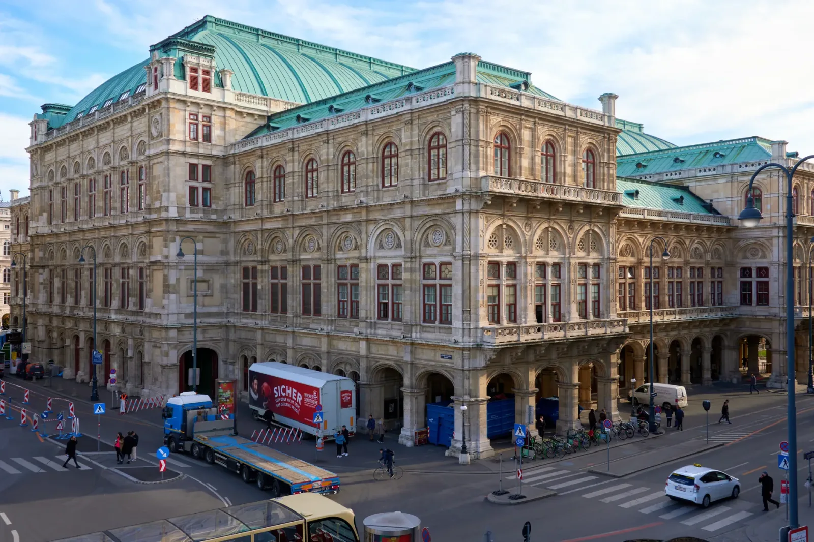 Mesa em café vienense com schnitzel, strüdel e café, em ambiente clássico.