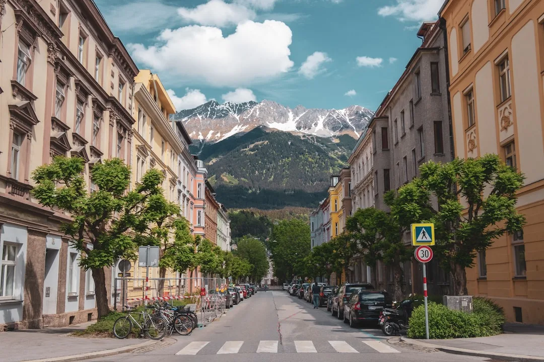 Vista panorámica de Innsbruck con casas alpinas y montañas al fondo.