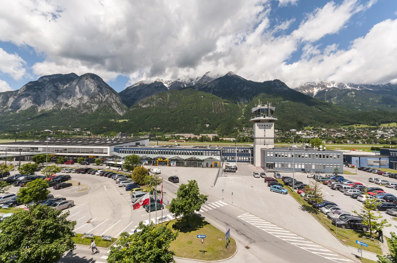 Vista de Innsbruck en Tirol, con la ciudad rodeada por los Alpes.