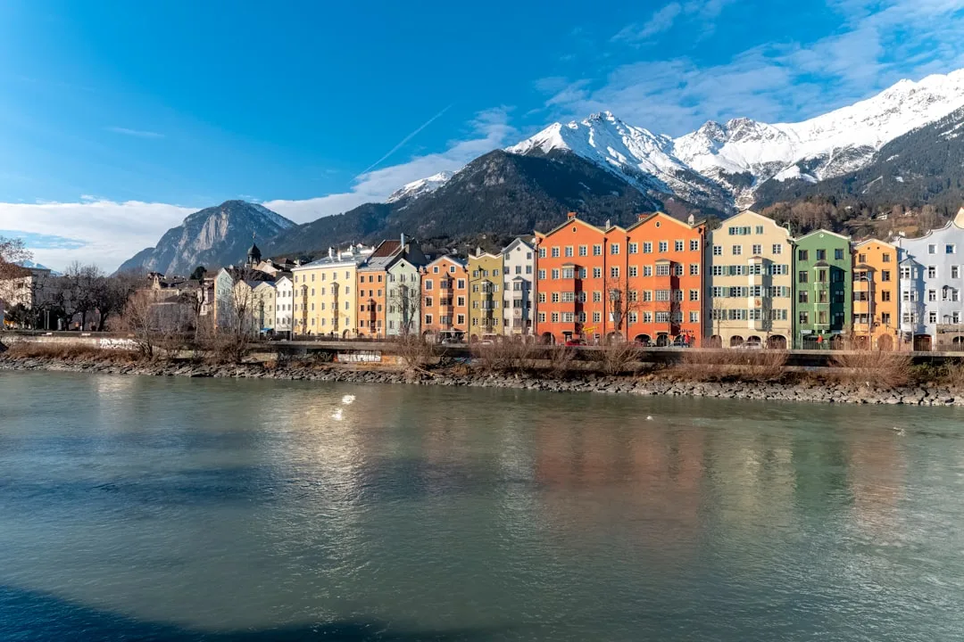 Centro histórico de Innsbruck con tejados alpinos y montañas al fondo.