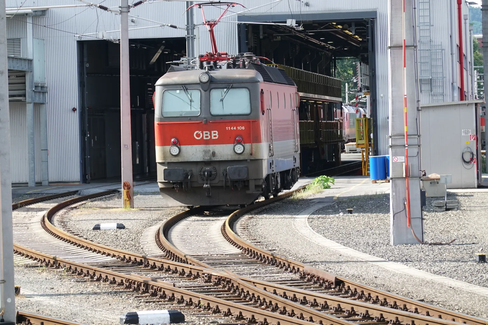 Aeroporto, estação e estrada em Graz, indicando acesso por avião, trem, ônibus e carro.