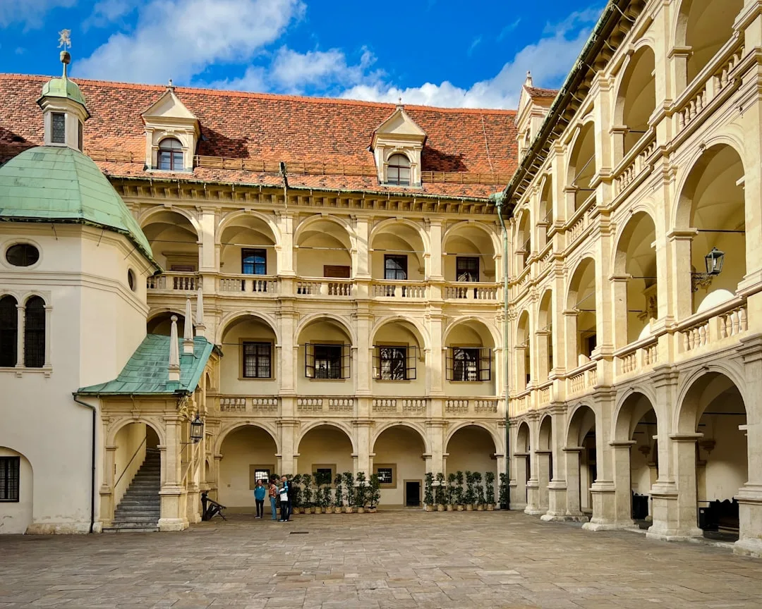 Centro histórico de Graz com o rio Mur, a Kunsthaus e a Murinsel ao fundo.