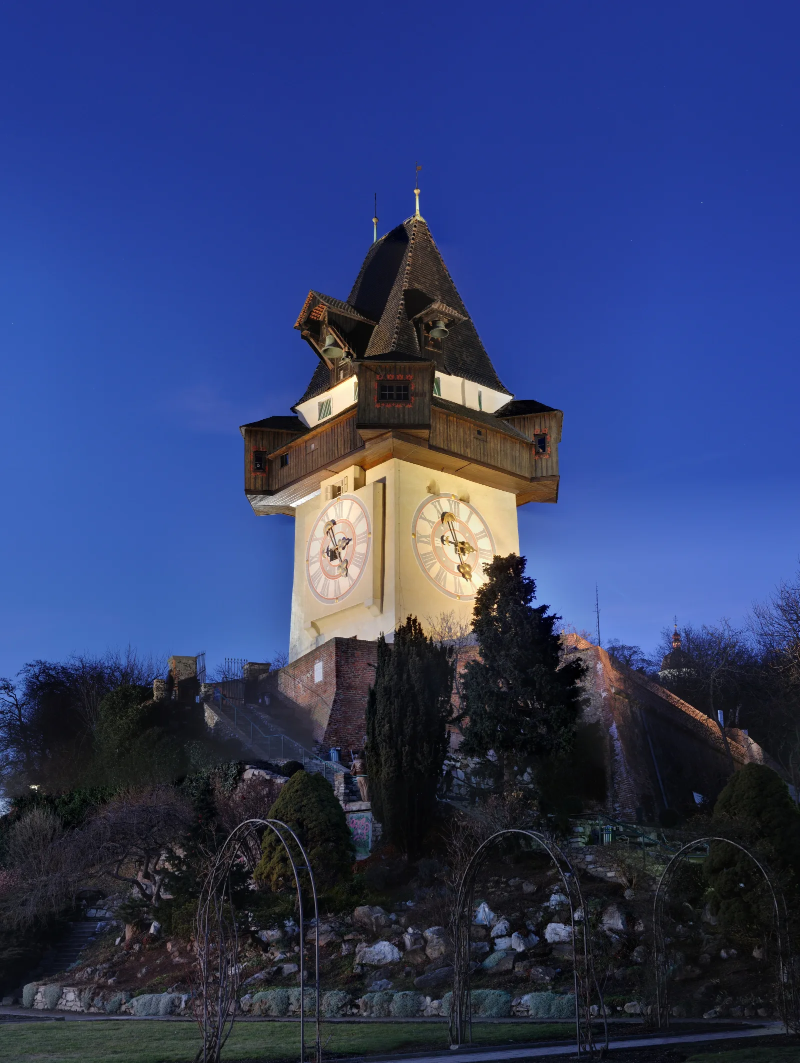 Vista noturna de bares e restaurantes elegantes e informais no centro de Graz, na Áustria