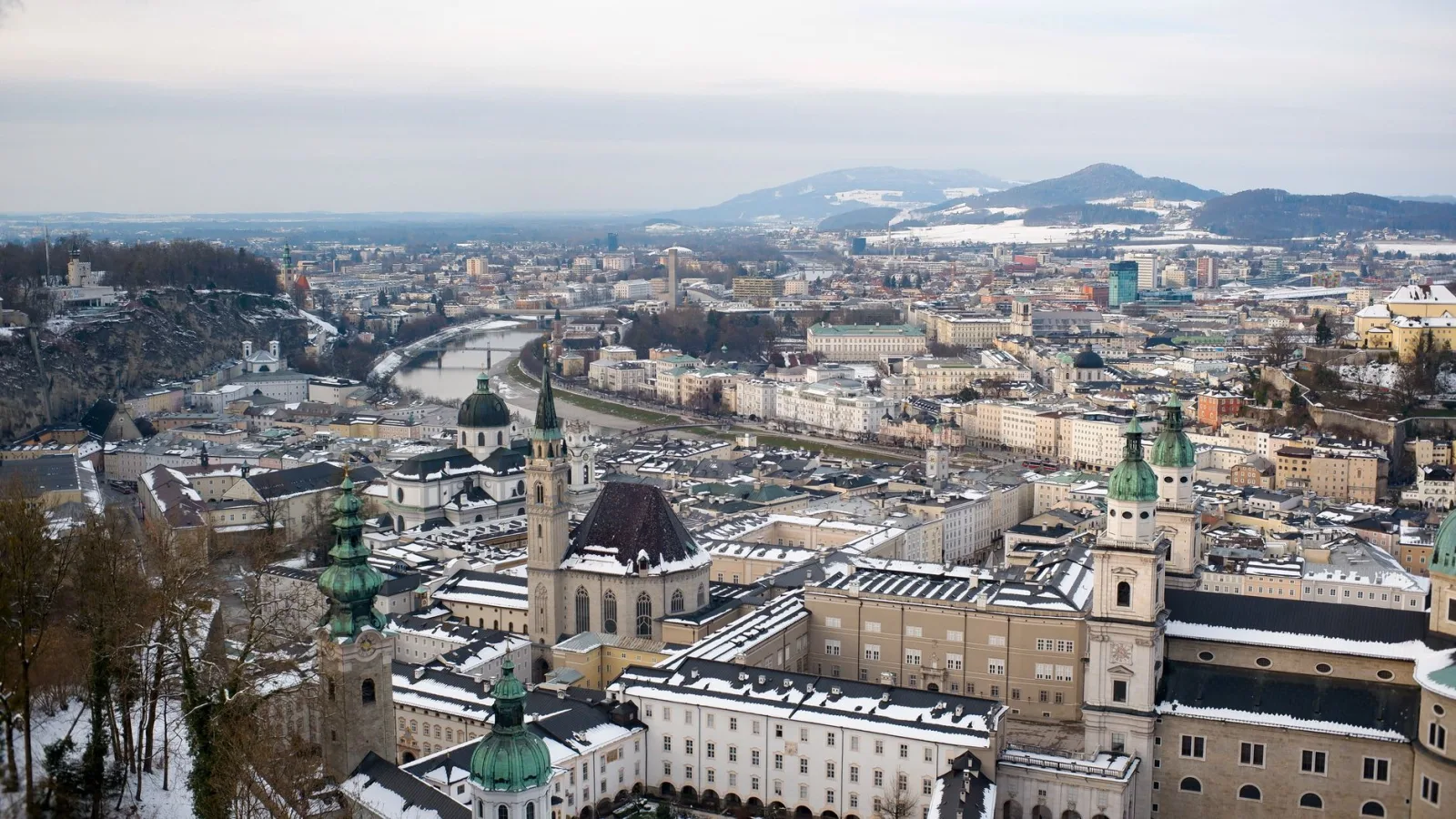 Vista de Salzburgo con el río Salzach dividiendo la ciudad vieja y la ciudad nueva.