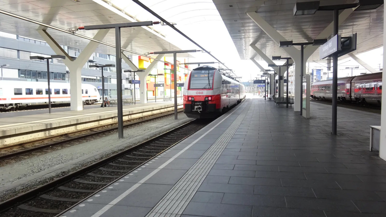 Estación de tren en Salzburgo con llegada de pasajeros y vías al fondo
