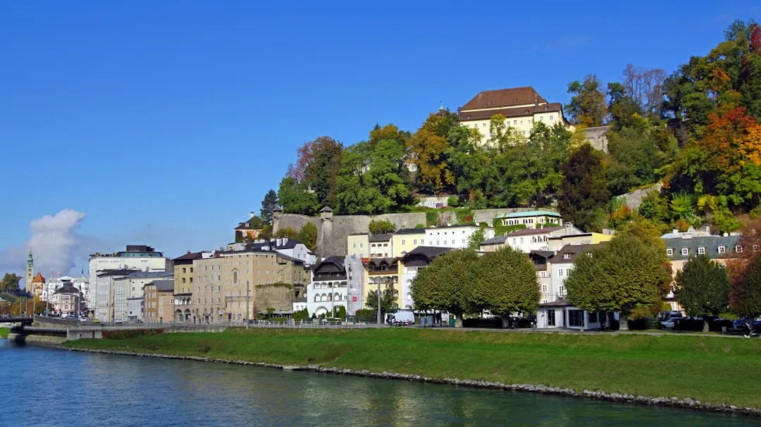 Vista de Salzburgo con el río y los Alpes al fondo, ideal como base para explorar la región.