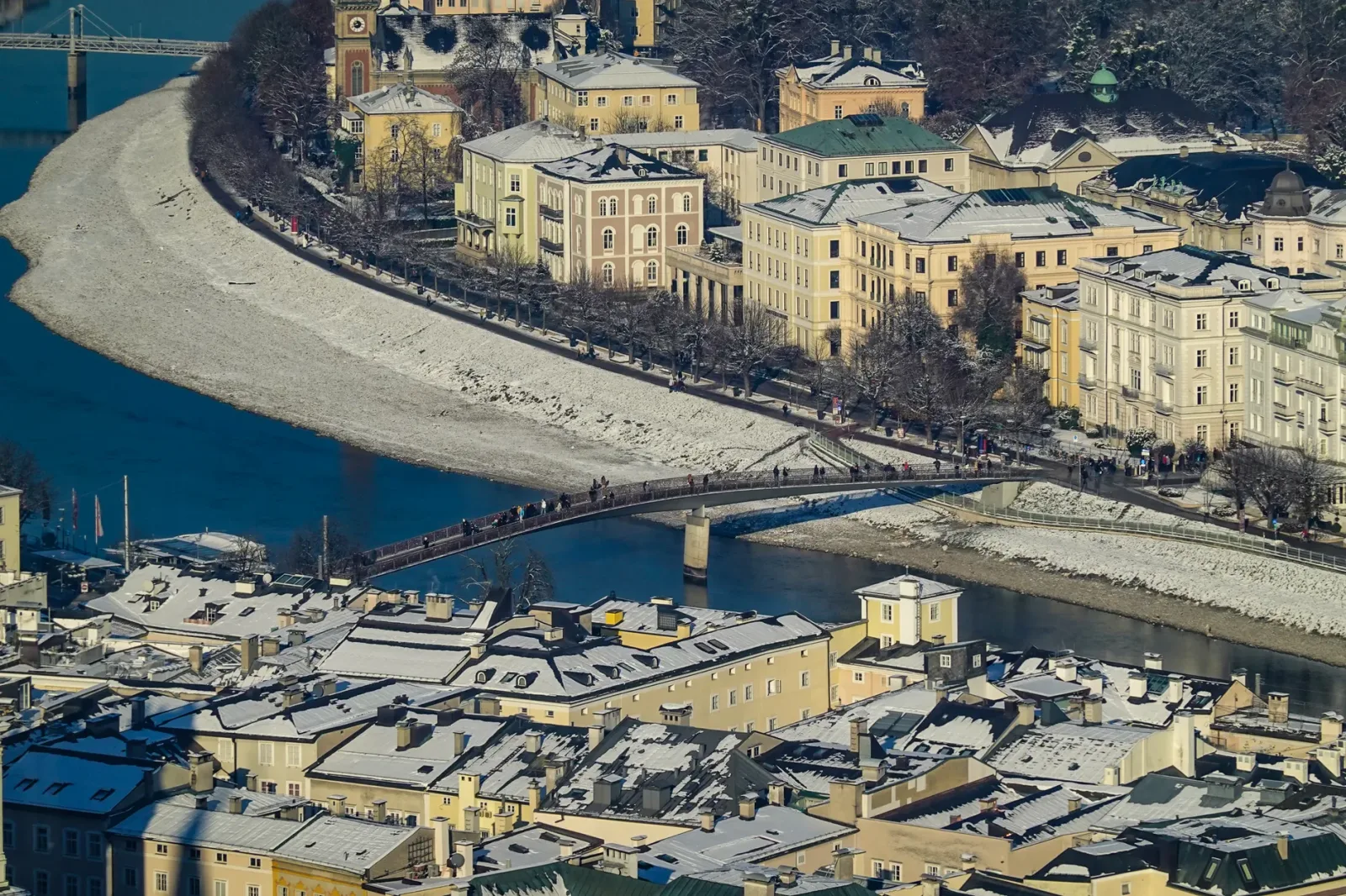 Vista de Salzburgo con cielo despejado y paisaje urbano, evocando las estaciones y festivales de la ciudad