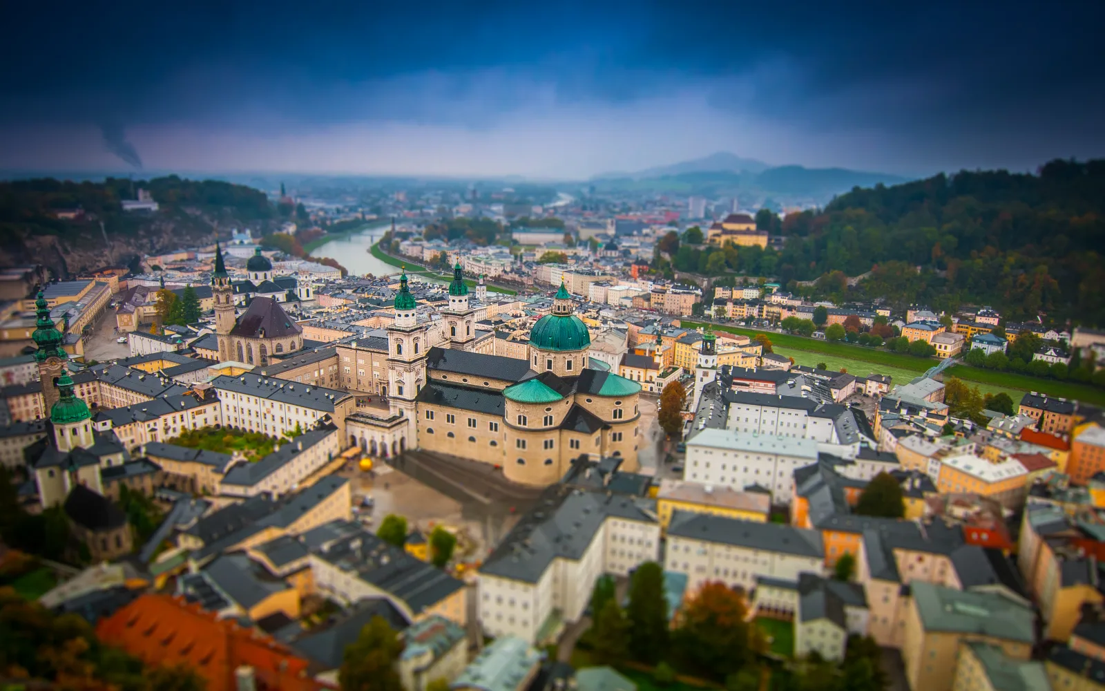 Vista del centro histórico de Salzburgo con la Fortaleza de Hohensalzburg al fondo.