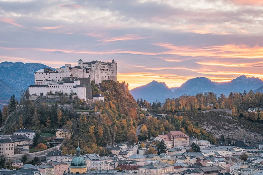 Vista panorámica de los Alpes austríacos con una carretera sinuosa y valles verdes alrededor de Salzburgo