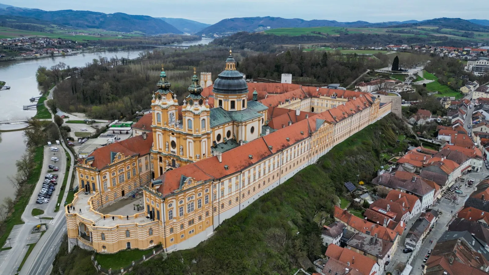 Vista de Melk a orillas del Danubio, con el monasterio dominando el paisaje.