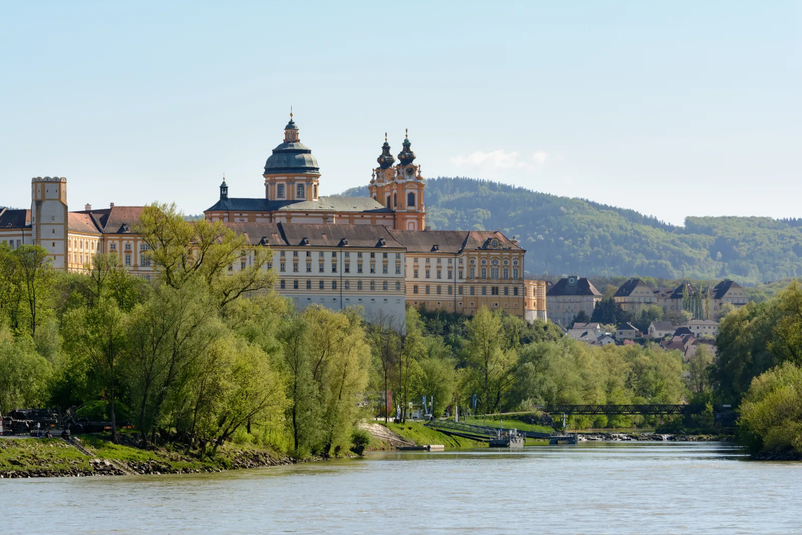 Viñedos en las laderas de Wachau con un pueblo a orillas del Danubio al fondo.