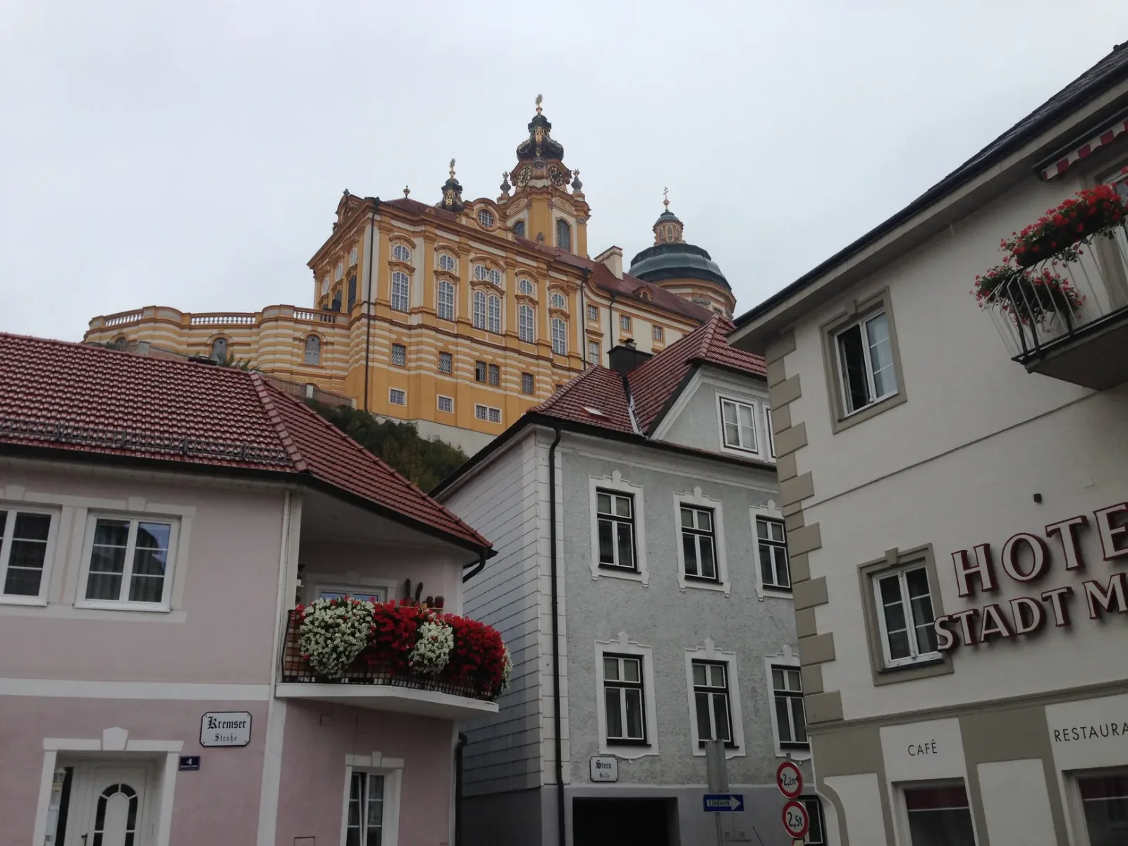Posada acogedora en Melk con fachada histórica y ambiente tranquilo para explorar la ciudad