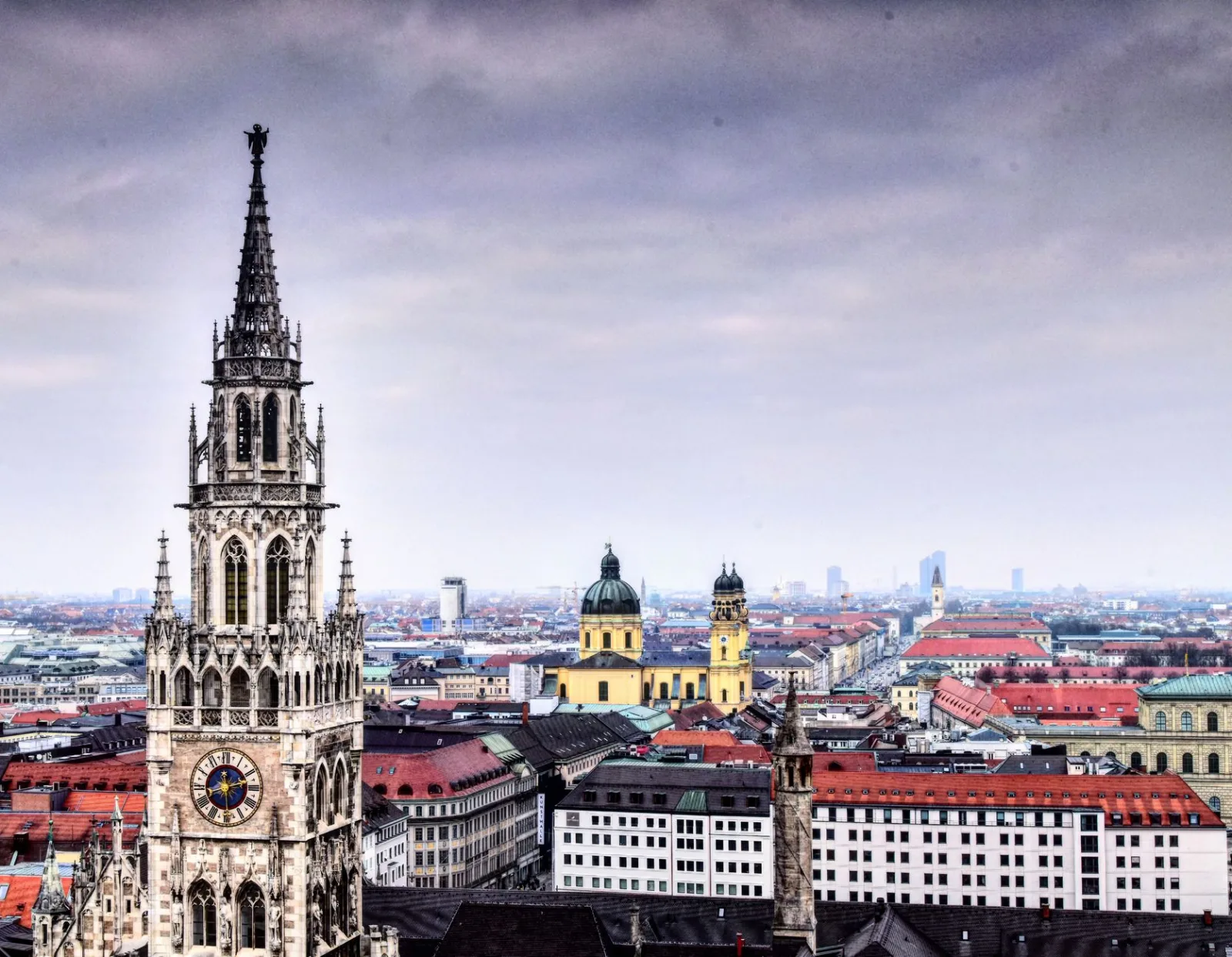 Münich Street with cafés, historic buildings, and tourist activity.