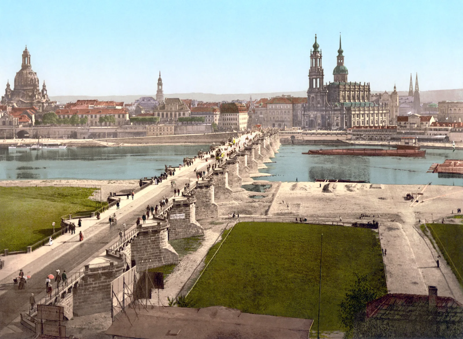 Vista panorámica histórica de Dresde con edificios clásicos a orillas del río Elba