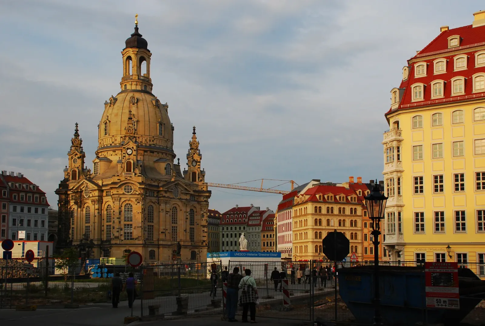 Frauenkirche y el centro histórico de Dresde al atardecer, con Neumarkt alrededor.