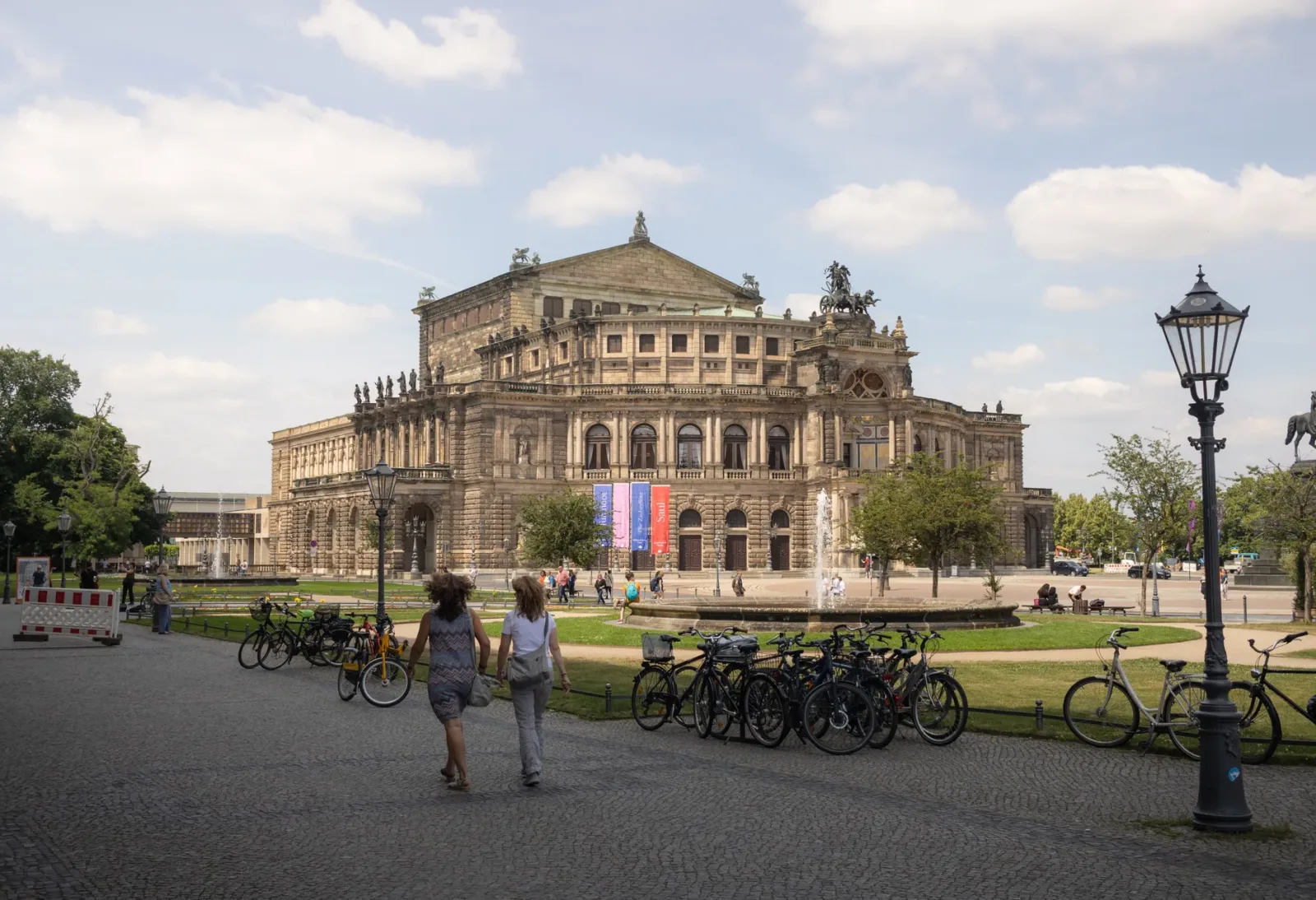 Fachada barroca de la Semperoper junto a la Theaterplatz, en Dresde, con el Zwinger al fondo.