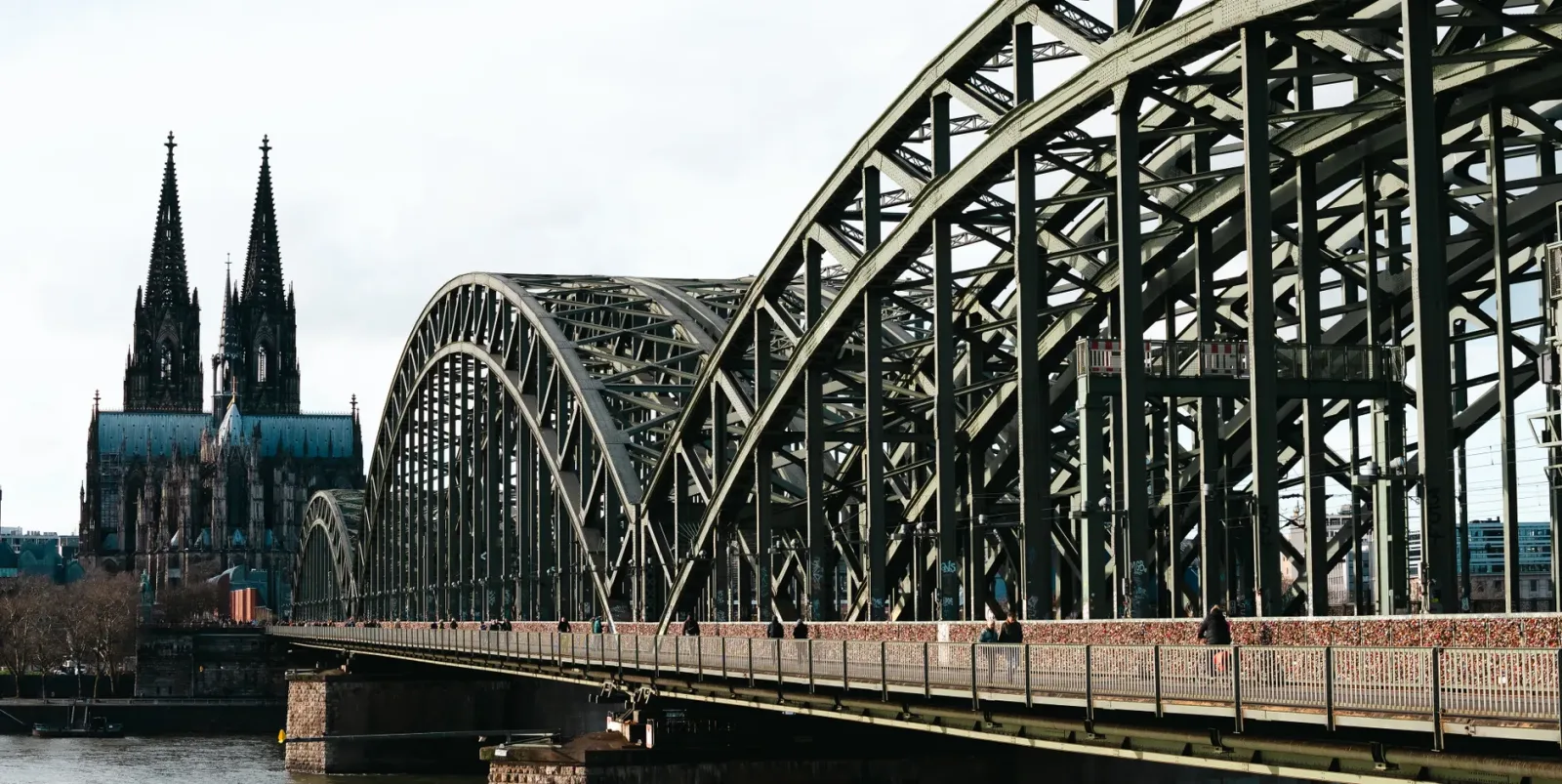 Cologne Cathedral in the background, with central streets and an atmosphere of strolling through the historic center.