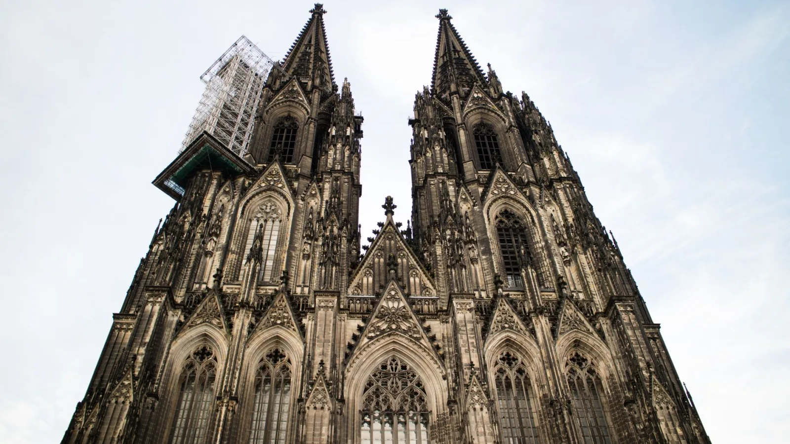 Modern art museum next to Cologne Cathedral, with an urban façade and visitor traffic.