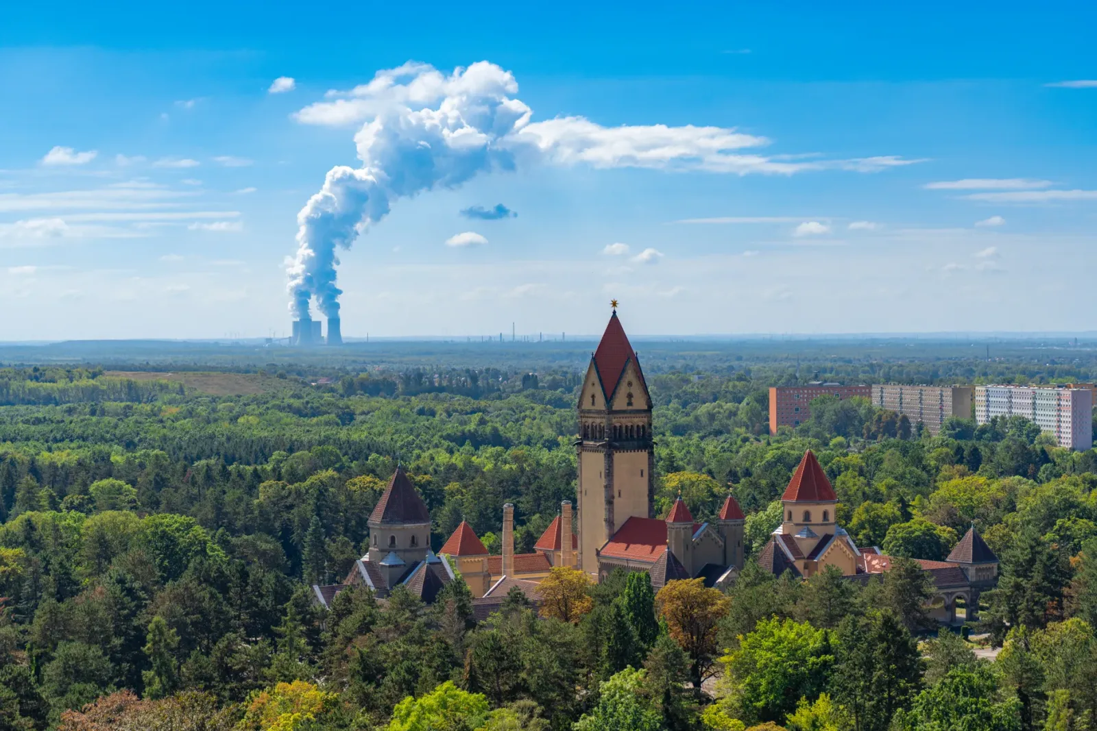 Vista urbana de Leipzig con edificios históricos y calles concurridas bajo cielo despejado