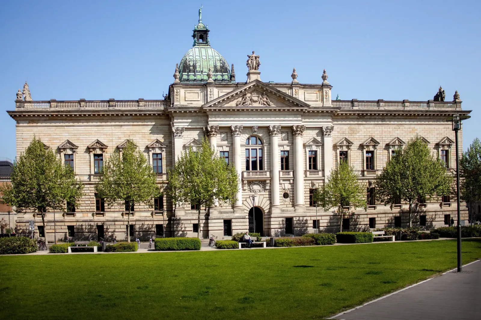 Vista del centro histórico de Leipzig, con plazas y edificios clásicos bajo cielo abierto