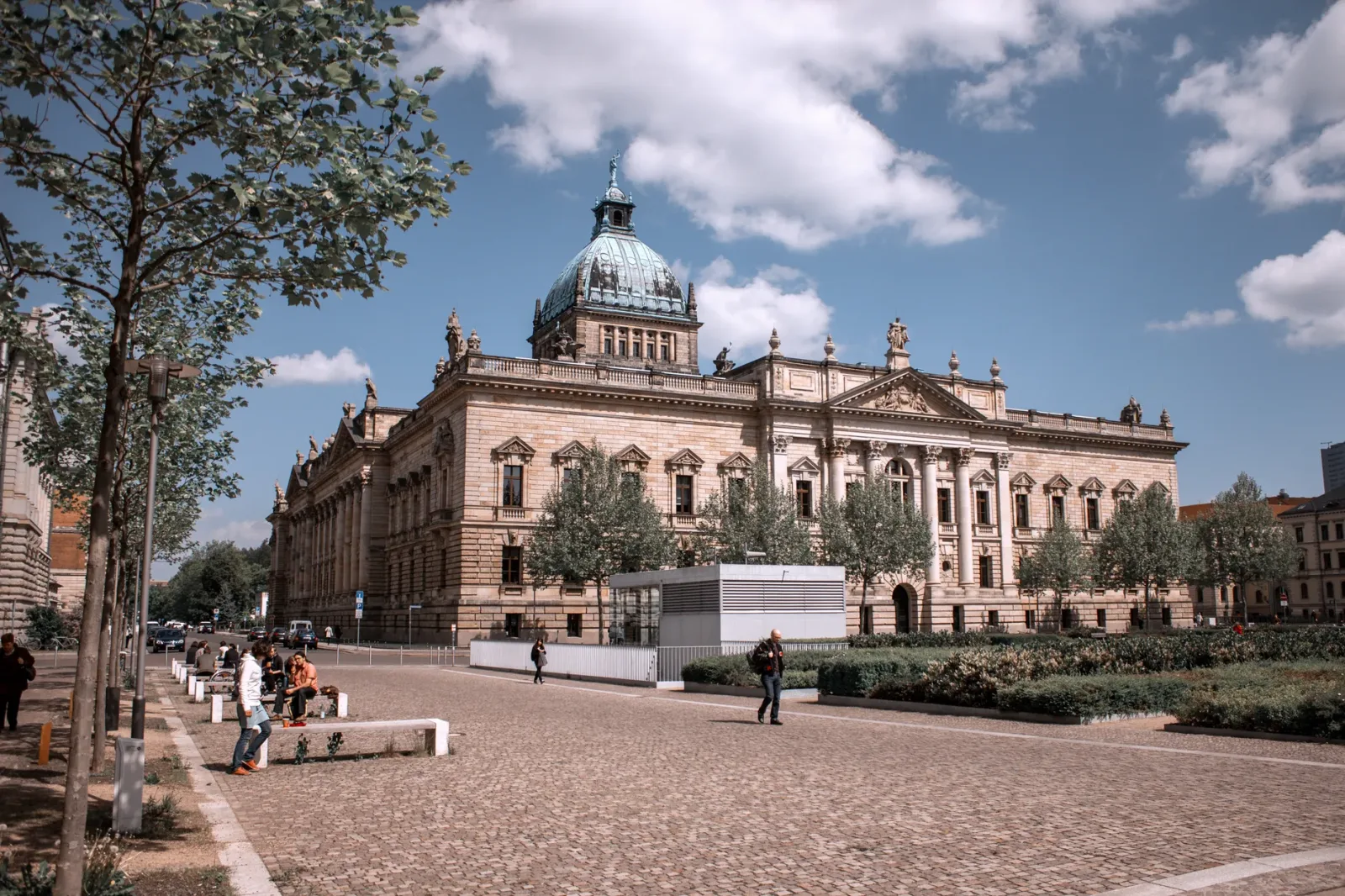 Centro histórico de Leipzig con calles encantadoras y edificios históricos cerca de los hoteles.
