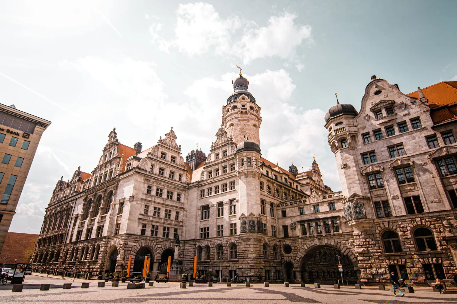Centro histórico de Leipzig con plaza, edificios históricos y pasajes comerciales para explorar a pie.