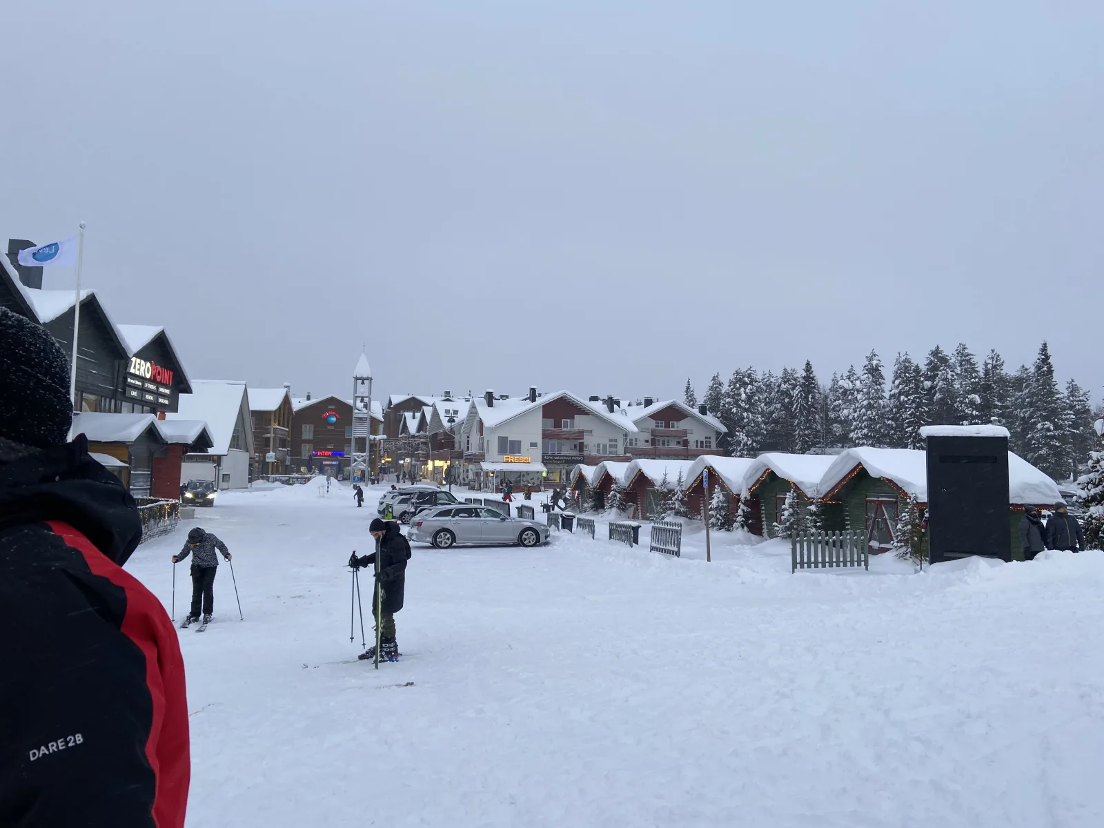 Paisagem de inverno em Levi, na Finlândia, com neve cobrindo montanhas e árvores.