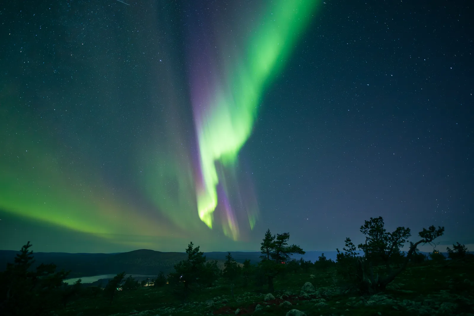 Paisagem nevada de Levi, na Lapônia finlandesa, com montanhas e céu polar.