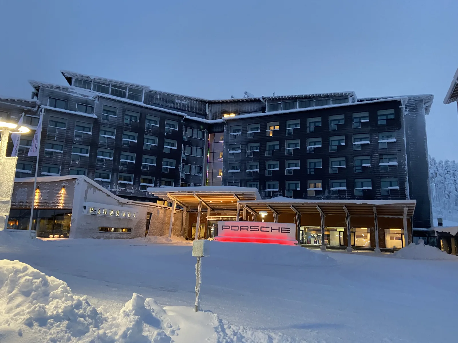 Hotel em Levi com iglus de vidro sob a neve, ideal para ver a aurora e ficar perto das pistas.