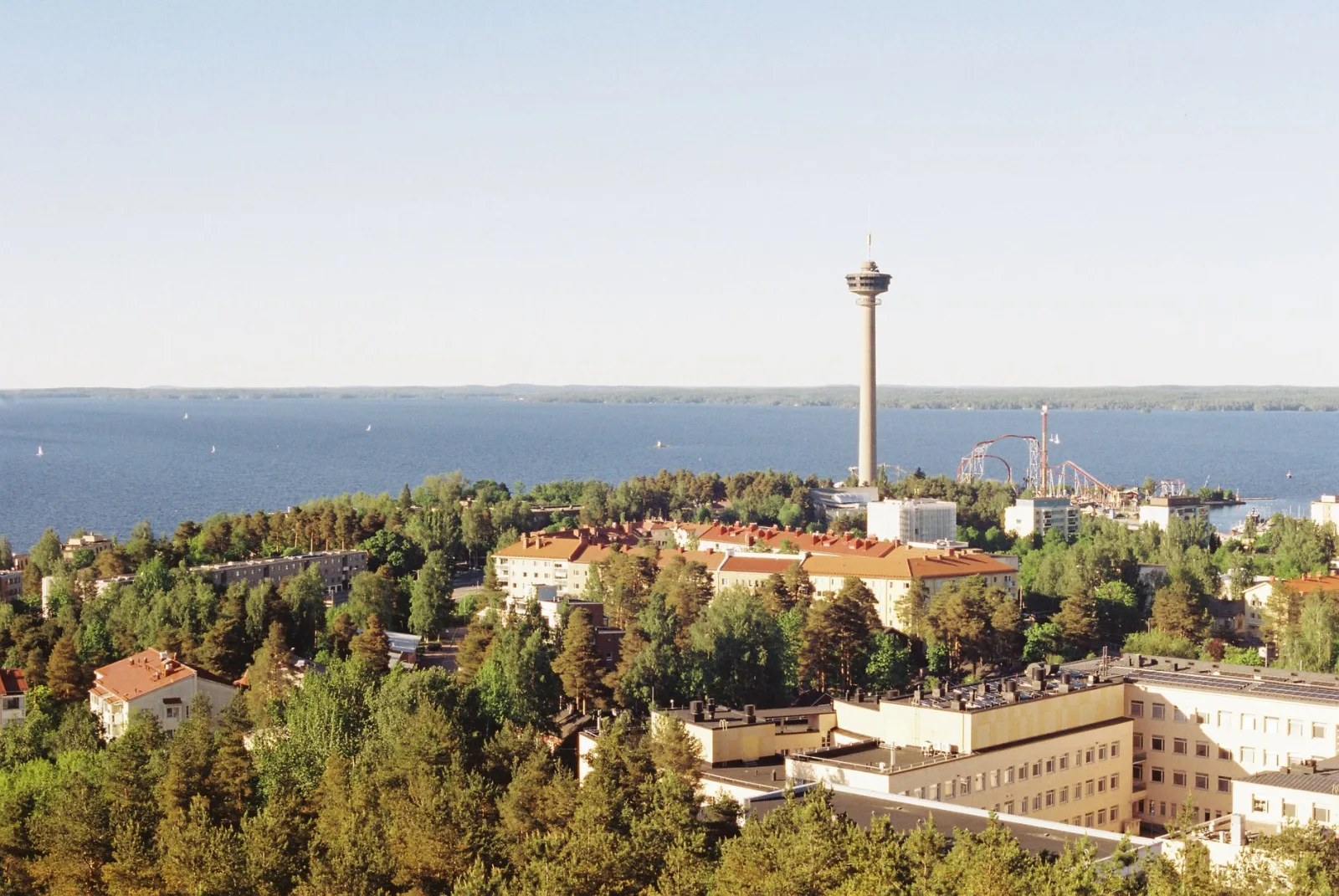 Vista urbana de Tampere, com lagos e prédios modernos sob céu nublado