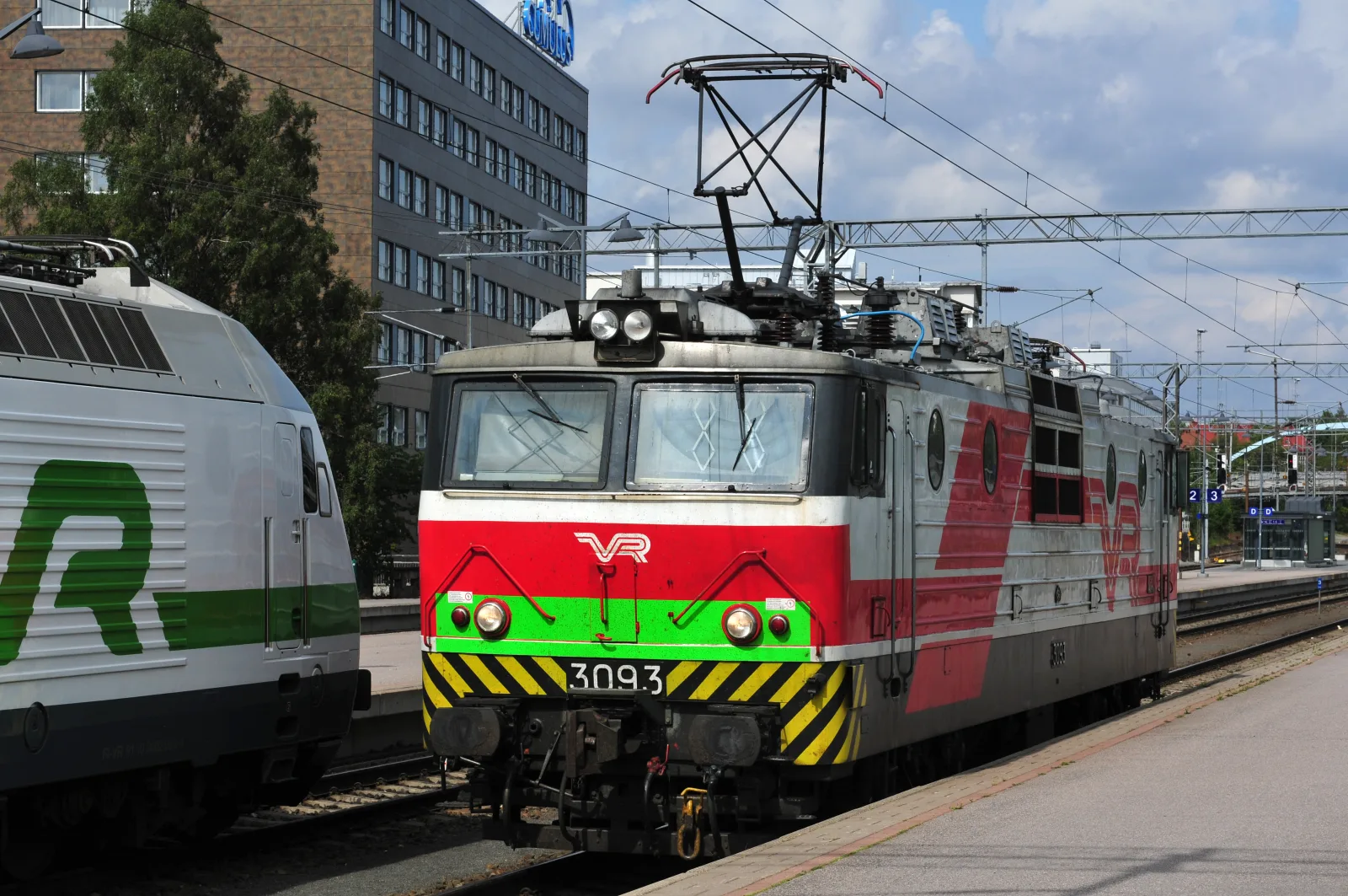 Centro de Tampere com a estação ferroviária, ruas amplas e o canal Tammerkoski ao fundo