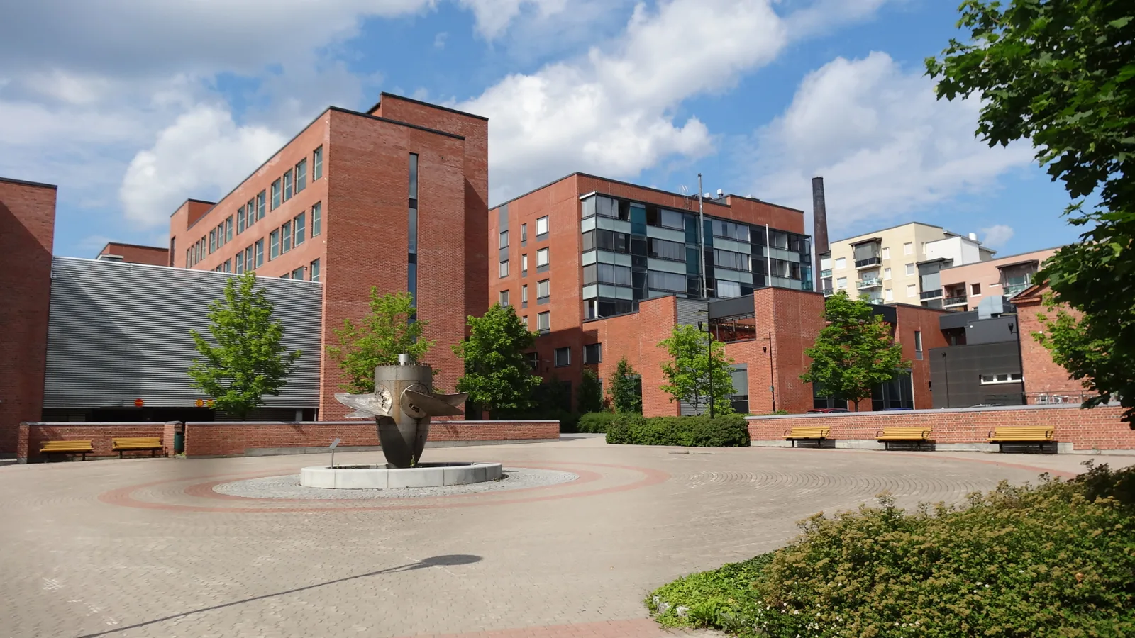 Centro de Tampere com ruas caminháveis e prédios urbanos para usar como base da viagem