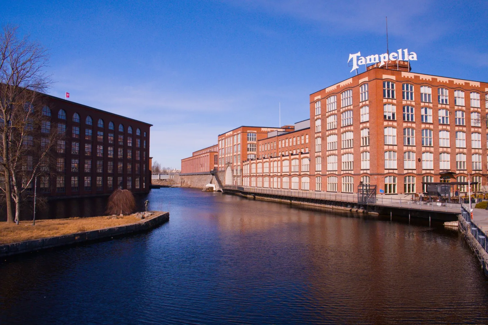 Antigos prédios industriais de Tampere às margens do rio, em área cultural histórica.