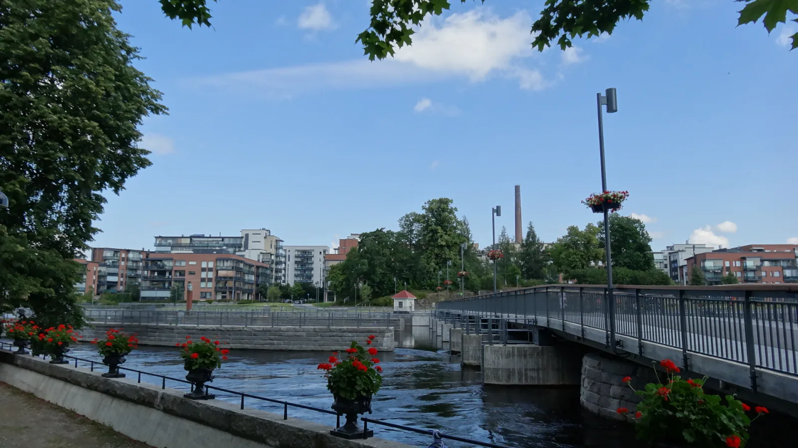 Torre de observação de Pyynikki sobre a paisagem arborizada de Tampere, Finlândia.