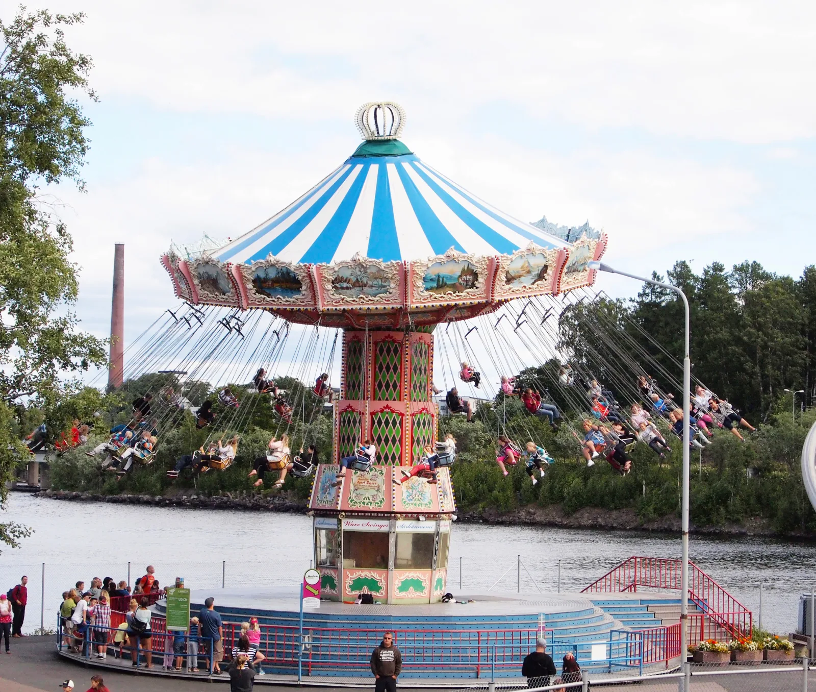 Parque de diversões em Tampere com torre de observação e atrações para famílias.