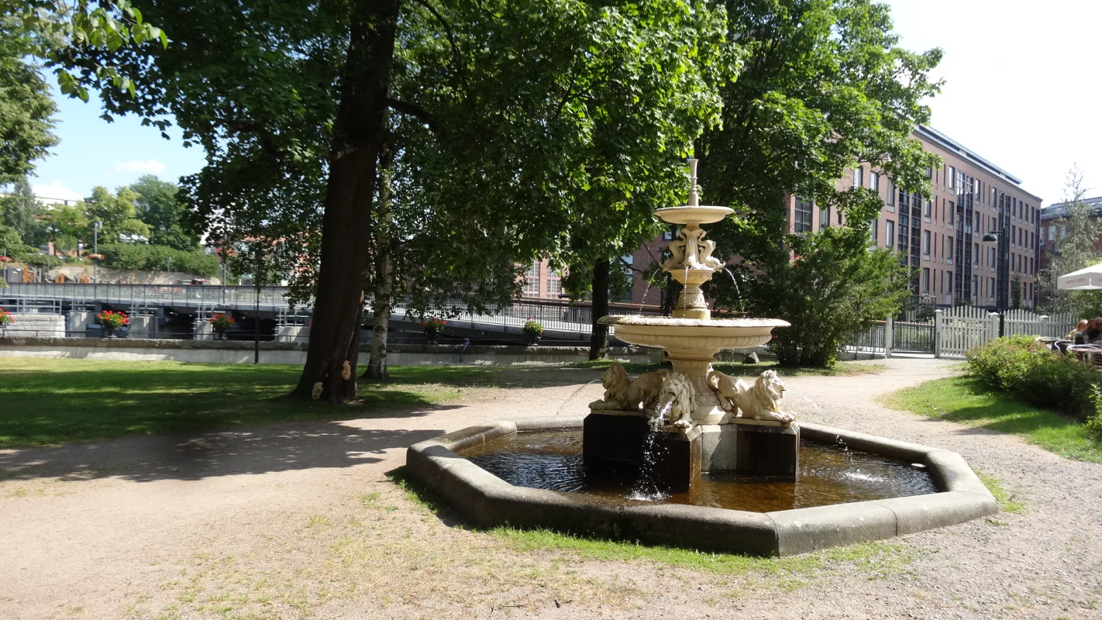Sauna pública à beira do lago em Tampere, com banhistas e atmosfera tranquila à beira d’água