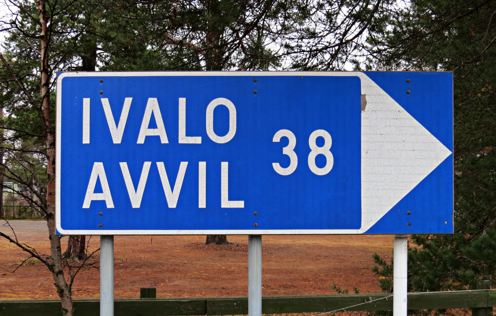 Aeropuerto de Ivalo en medio del paisaje nevado de la Laponia finlandesa