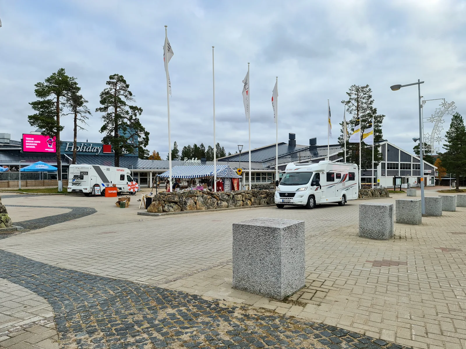 Vila ártica de Saariselkä rodeada por colinas y bosques de la Laponia finlandesa