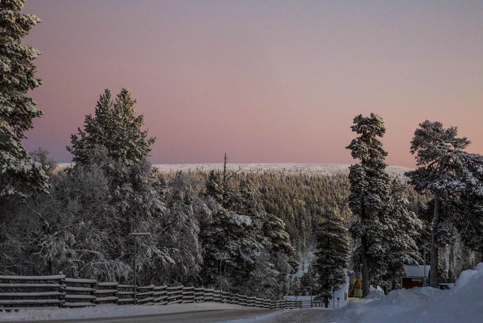 Sendero nevado en Saariselkä con fells y paisaje ártico al fondo