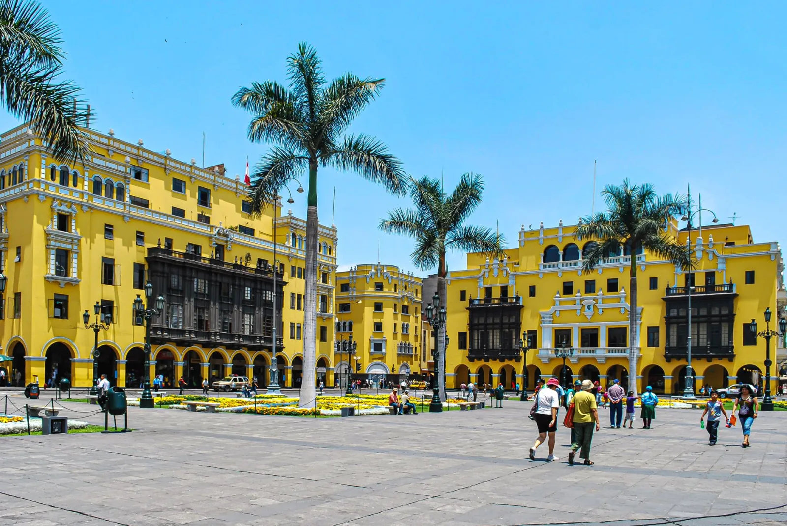 Plaza de Armas de Lima con la Catedral y edificios coloniales alrededor.
