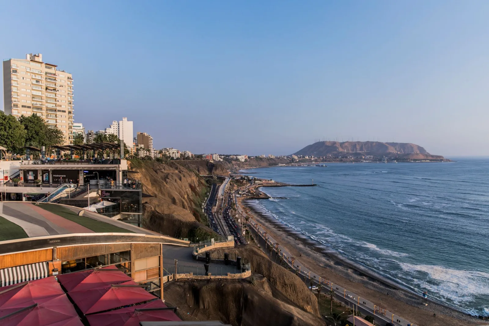 Vista del Pacífico desde Miraflores, con el paseo costero y áreas verdes alrededor