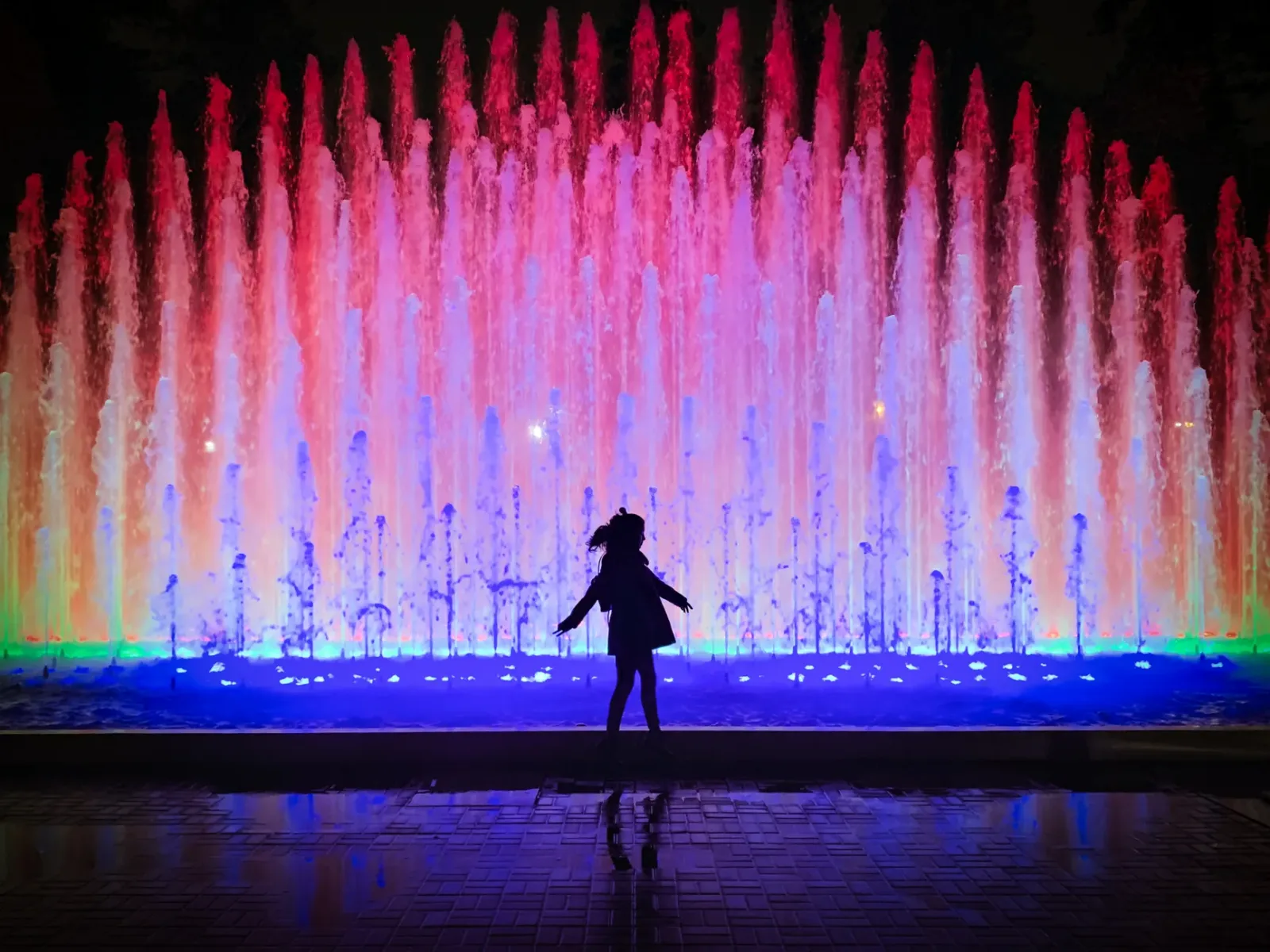 Fuente luminosa del Circuito Mágico del Agua en el Parque de la Reserva, en Lima, por la noche