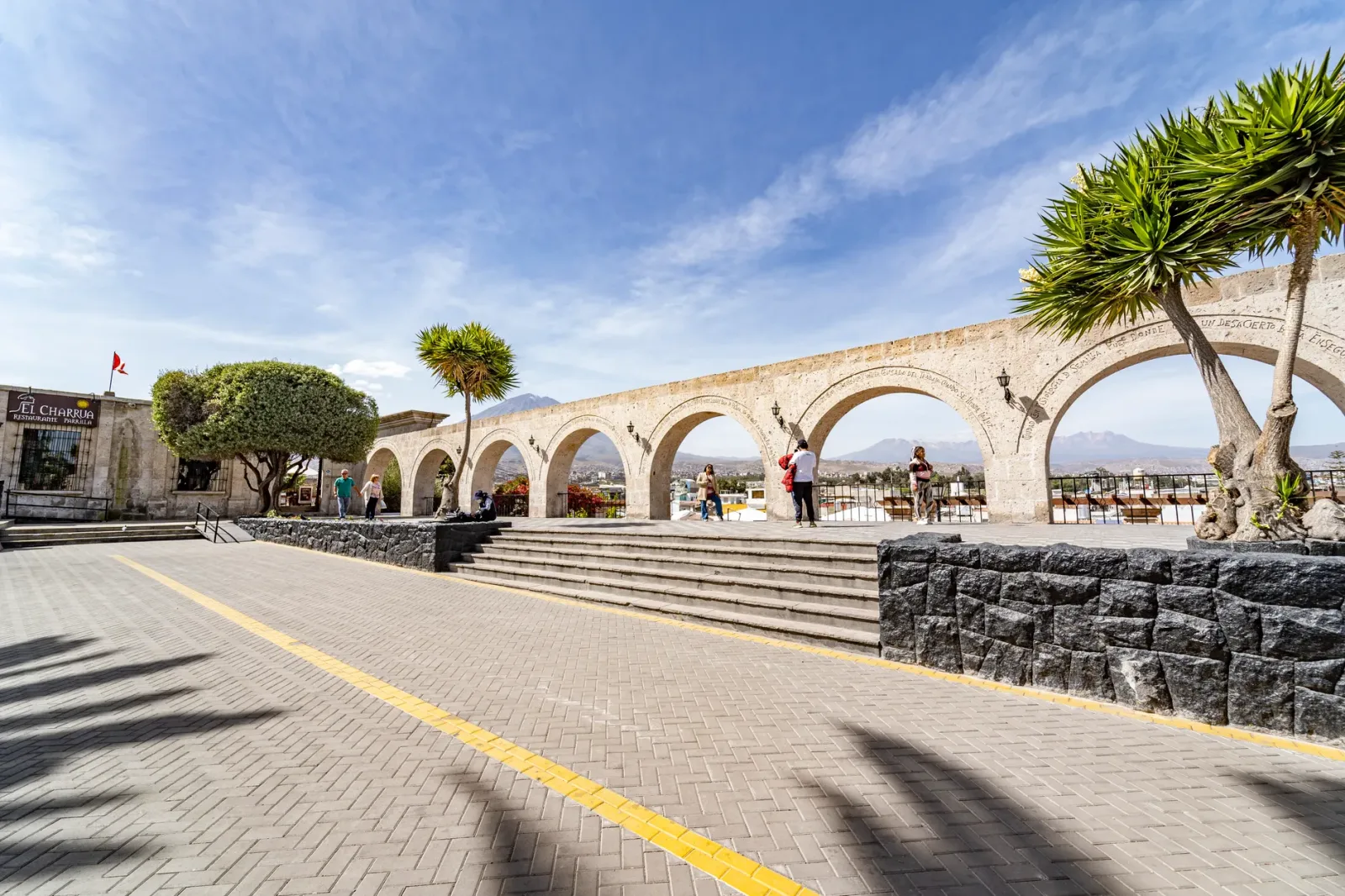 Aeropuerto y avión sobre Arequipa, sugiriendo la llegada a la ciudad.