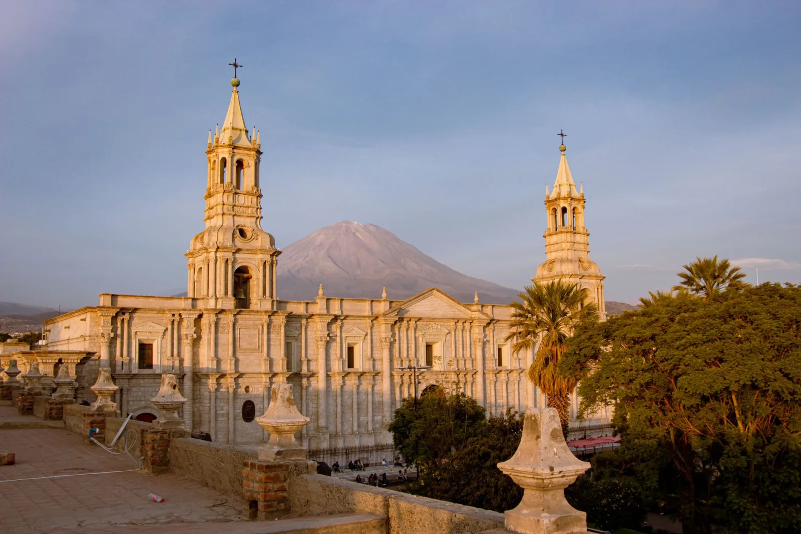 Plaza de Armas de Arequipa con arquitectura colonial y movimiento de turistas en el centro histórico